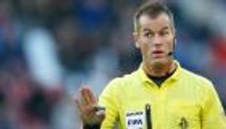 مشجع هولندي يقاضي حكمًا بسبب ركلة جزاء