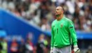 بالفيديو.. حارس المجر يخطف الأضواء بلقطة طريفة أمام أيسلندا