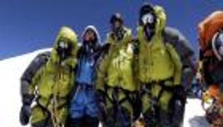 فريق القوات المسلحة الإماراتية يعود للمخيم بعد بلوغه قمة إيفرست