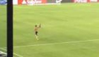 فيديو.. مشجع يتحدى عاصفة تشيلي وكولومبيا بالركض نصف عارٍ