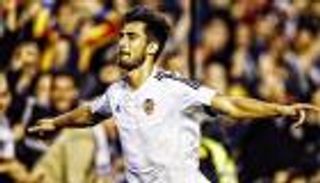 برشلونة يلجأ لسوق الخفافيش كل عامين