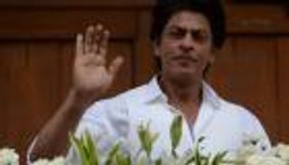 بالفيديو.. شاروخان يشارك في حفل توقيع ديوان شعر مستوحى من حياته