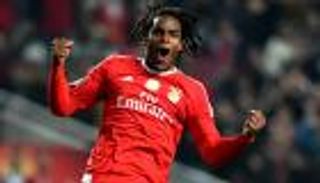 يونايتد يواجه منافسة شرسة لضم جوهرة بنفيكا