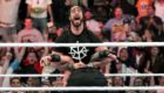 المصارع رولينز يعود من الإصابة ويعتدي على رينز