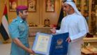 سيف بن زايد يكرم منتسبا للداخلية أنقذ شابا إماراتيا من الغرق