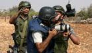 الصحفيون الفلسطينيون.. مخاطرة بحياتهم لنقل الحقيقة