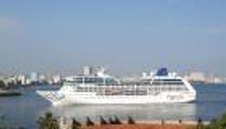 صور.. "أدونيا".. أول سفينة أمريكية تصل كوبا منذ عشرات السنين