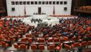 شجار باللكمات وزجاجات المياه ببرلمان تركيا حول تعديل الدستور