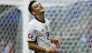 بالفيديو.. أوزيل يدخل تاريخ اليورو من الباب الخلفي