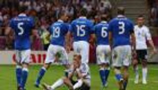 دفاع إيطاليا يجبر ألمانيا على تكرار رقم سلبي عمره 36 عامًا