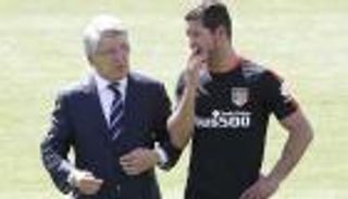 رئيس أتليتكو يسخر من شائعات خلافة سيميوني لمارتينو