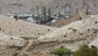 ارتفاع سعر البيع الرسمي لشحنات يوليو من الخام العماني إلى44.33 دولارا