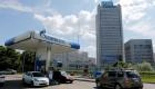 تخمة النفط العالمية ستحد من مكاسب الأسعار هذا العام