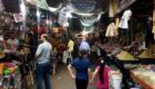 الفلسطينيون يتحدون الحصار والكساد بالاستعداد لشهر رمضان