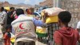 الإمارات توزع ألفين و500 سلة غذائية غرب المكلا اليمنية