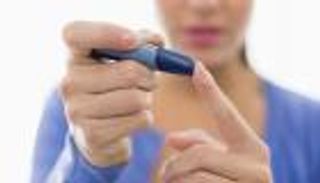 إنفوجراف.. ماذا يفعل السكر الزائد بجسمك؟