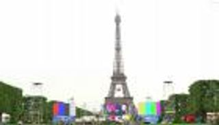 بالفيديو: شاشة عملاقة قرب برج إيفل لبث مباريات اليورو