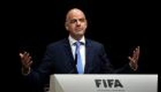 رئيس الفيفا يعزي منتخب الكاميرون بعد وفاة باتريك