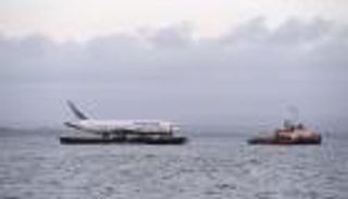 من الجو إلى البحر.. نقل طائرة بوينج عبر النهر في أيرلندا