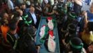 أطفال غزة.. بين بيوت مظلمة وشموع قاتلة