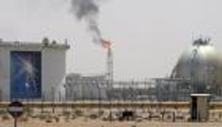 تعرف على سبب قرار السعودية خفض أسعار النفط بأوروبا ورفعه بأمريكا وآسيا