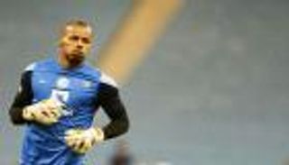 فيديو مثير يتسبب في معاقبة الهلال السعودي لحارسه  