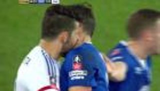 مدافع إيفرتون يبرئ دييجو كوستا من "العض"