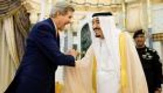 "كيري" يصل السعودية للقاء الملك سلمان