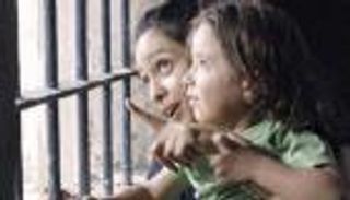 إشراقة أمل .. سجينات فلسطينيات يُحولن العتمة للوحات فنية