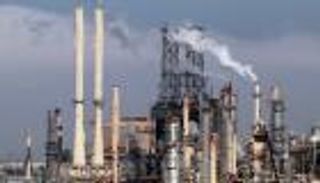 النفط يواصل نزيف الخسائر مع استمرار مخاوف تخمة المعروض