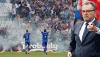 مدرب كرواتيا يصف جماهير بلاده المشاغبة بالإرهابيين