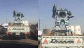 "إنسان آلي" على أحد الطرق السريعة بمصر يثير السخرية