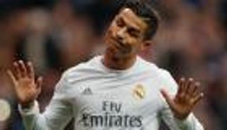 شاهد: جماهير برشلونة تفسد الحداد على كرويف بسبب رونالدو