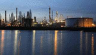 أسعار النفط تهبط مع زيادة العراق صادراته من الخام