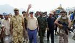 الرئيس اليمني يتفقد ميناء عدن بعد استعادته من المسلحين