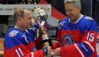 بالفيديو والصور.. بوتين من ملاعب السياسة إلى هوكي الجليد