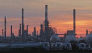 النفط يصعد.. وبرنت يسجل أكبر خسارة أسبوعية في 4 أشهر