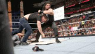 أمبروز يعتدي على رينز ورولينز قبل عرض 