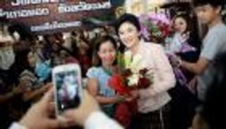 بالفيديو.. رئيسة وزراء تايلاند السابقة تجوب الشوارع