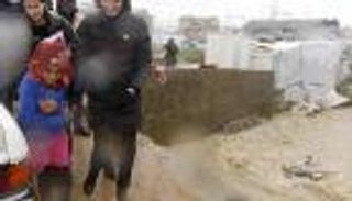 بالصور.. أنجلينا جولي وسط اللاجئين السوريين تحت الأمطار