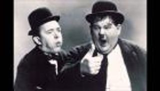 فيديو.. لصَّان يكرران غباء الكوميديان "لوريل وهاردي"