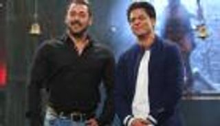 دعوى قضائية ضد شاورخان وسلمان خان لارتداء الأحذية في المعبد