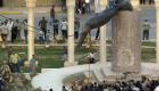 عراقي حطم تمثال صدام حسين "نادم"