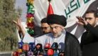 الصدر يعتصم داخل المنطقة الخضراء ببغداد وأنصاره على أسوارها
