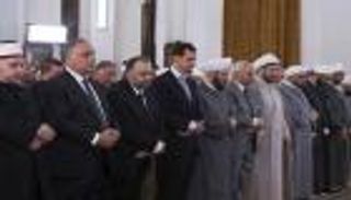 بالصور.. ظهور نادر لبشار الأسد في صلاة عيد الفطر بحمص