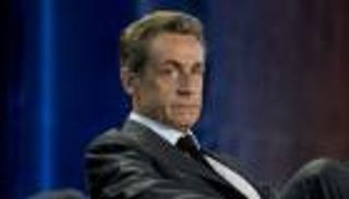 ساركوزي يتعهد بحظر البوركينى بتعديل دستورى حال وصوله للرئاسة