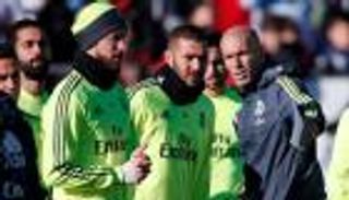 زيدان يكثف تدريباته للاعبي الريال في غياب بيل وراموس
