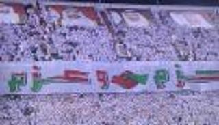 الإماراتيون يستقبل جماهير السعودية بتيفو 