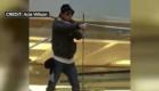 رجل يُشهر سيفه ويهدد بتفجير متجر "أبل" للحصول على "أيفون"