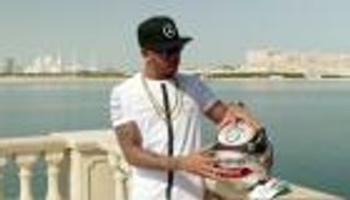 هاميلتون يزيّن خوذته بألوان علم الإمارات.. ويحمل الرقم 44 احتفالا باليوم الوطني